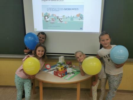 učenci 3. b so po skupinah izdelovali maketo šole (MŠ Primož Trubar) 7